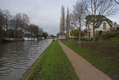 900487 Gezicht op de Vaartsche Rijn te Utrecht, vanaf het Salamanderpad, met de theekoepel en rechts het huis Zeeltstraat 1.